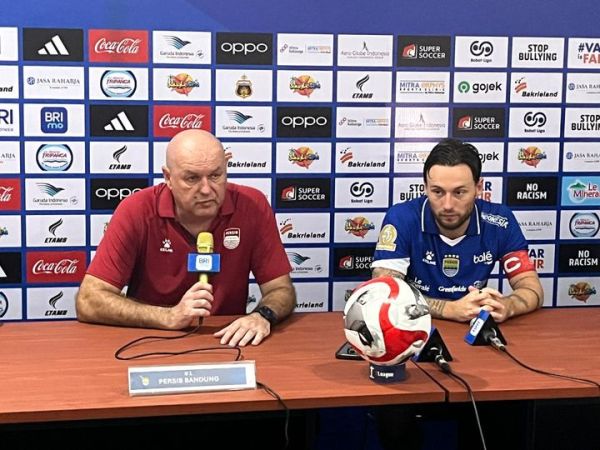 Kapten Persib, Marc Klok (kanan) ungkap situasi ruang ganti usai tertinggal 1-2 dari Bhayangkara FC di babak pertama pada konferensi pers usai laga pekan ke-30 Super League 2025/2026