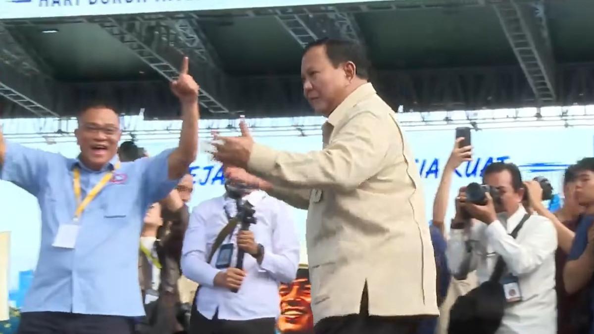 HARI BURUH - Presiden Prabowo Subianto berjoget di atas panggung saat perayaan Hari Buruh di kawasan Monas, Jakarta, Jumat (1/5/2026).