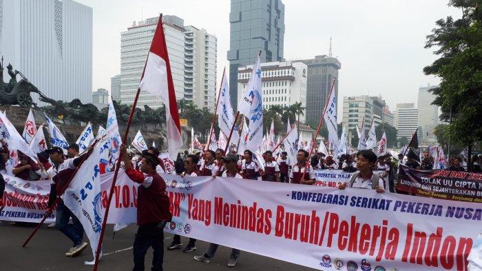 Massa dari serikat buruh menggelar aksi May Day  