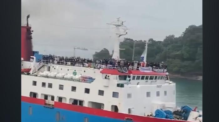 KE LAMPUNG - Tangkapan layar sebuah video bernarasi Bobotoh naik kapal menuju Lampung untuk dukung Persib lawan Bhayangkara FC, beredar di media sosial. Video diambil dari unggahan @infojawabarat