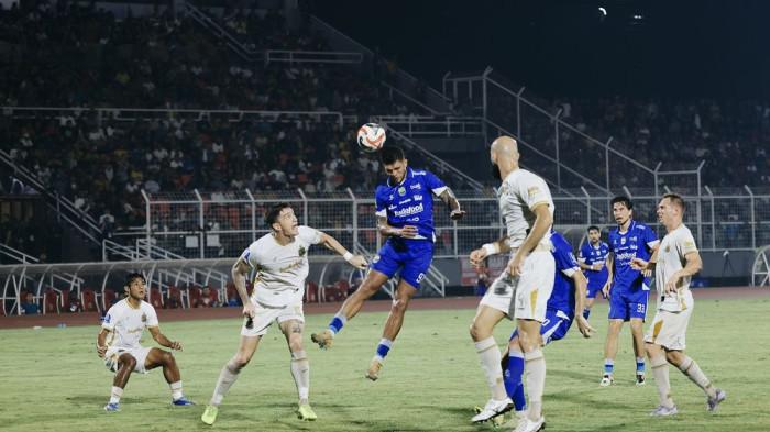 Geladang Persib Bandung, Berguinho menanduk bola dalam pertandingan melawan Bhayangkara FC