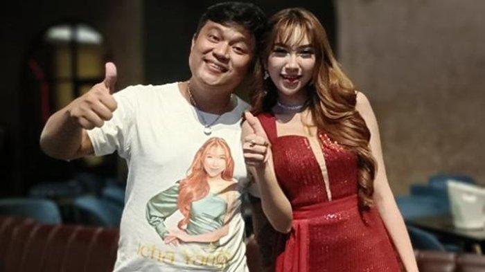 Penyanyi Icha Yang (kanan) terus eksis dalam panggung musik Indonesia. Penyanyi asal Jember ini baru saja merilis tembang single baru