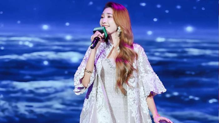 GO INTERNASIONAL - Icha Yang, penyanyi muda asal Jember, sukses mencuri perhatian di kancah musik internasional. Ia menembus industri musik Mandarin dan tampil di televisi Tiongkok.