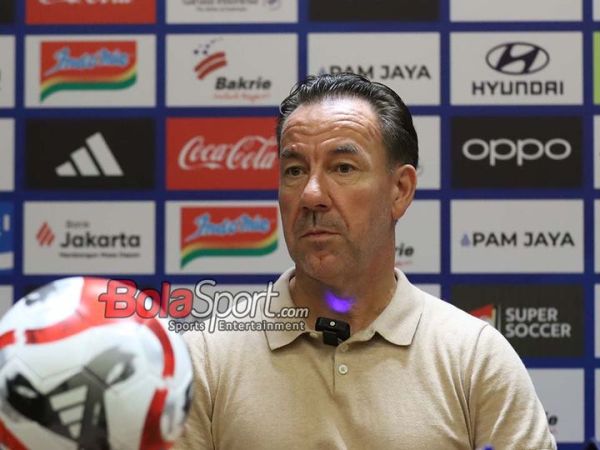 Pelatih PSIM Yogyakarta, Jean Paul van Gastel, sedang memberikan keterangan kepada awak media di Media Center  Stadon Utama Gelora Bung Karno, Senayan, Jakarta, Jumat (28/11/2025).