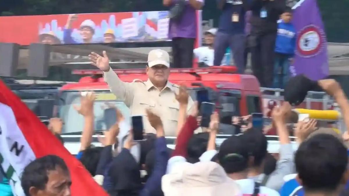 MOMEN MAY DAY 2026 - Presiden Prabowo Subianto berdiri melalui sunroof kendaraan saat memasuki kawasan silang Monas, Jakarta Pusat, Jumat (1/5/2026), menyapa ribuan buruh yang hadir dalam peringatan Hari Buruh Internasional yang berlangsung meriah dengan penampilan Tipe X.