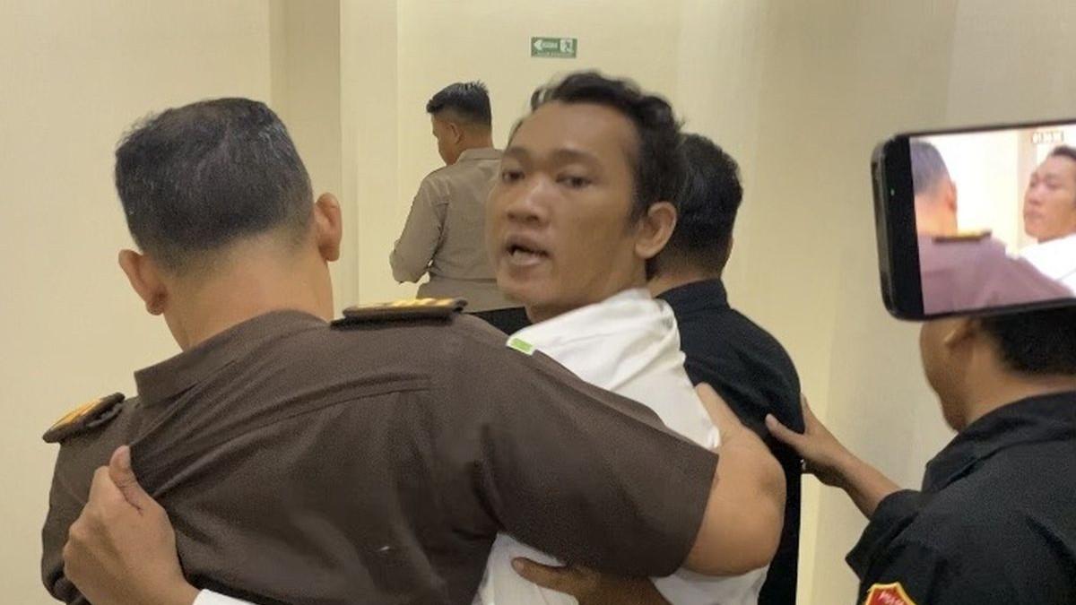 KASUS PEMBUNUHAN - Ririn Rifanto, terdakwa pembunuhan satu keluarga saat berontak ketika diseret petugas meninggalkan ruang sidang di Pengadilan Negeri Indramayu, Rabu (29/4/2026) malam.