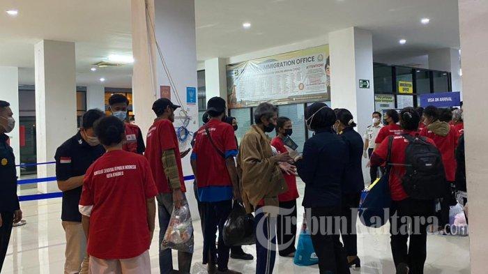 CPMI ILEGAL - Sejumlah Pekerja Migran Indonesia (PMI) yang dideportasi dari Malaysia tiba di Pelabuhan Tunon Taka Nunukan, Kalimantan Utara, pada April 2026. Polsek KSKP Nunukan membongkar kasus CPMI ilegal di perbatasan Nunukan, mulai dari ciri-ciri hingga jalur perekrutan dan keberangkatan ke Malaysia, Jumat (1/5/2026).