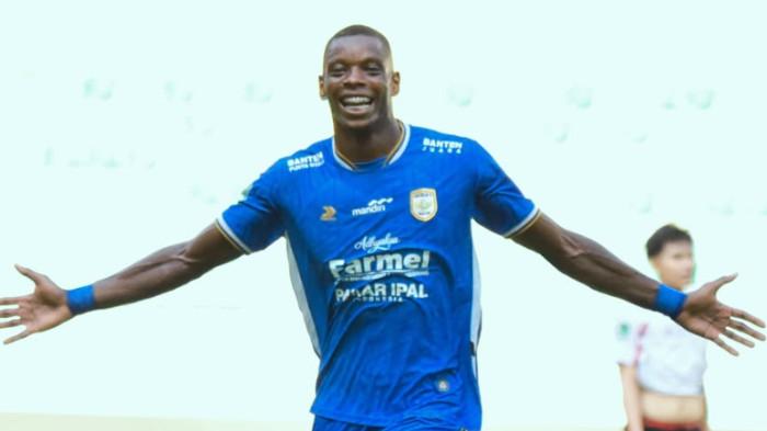 SELEBRASI ADHYAKSA - Striker Adhyaksa Banten FC, Adilson Silva, merayakan gol ke gawang Garudayaksa FC pada lanjutan laga pekan ke-14 Championship (Liga 2) 2025/2026 di Banten International Stadium pada Minggu (4/1/2026). (Instagram Adhyaksa - 4/1/2026) 