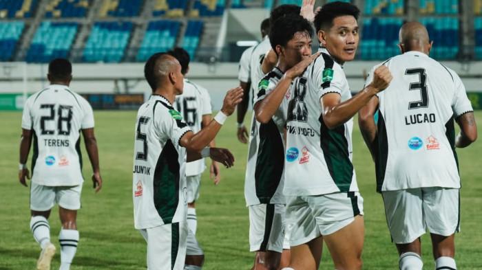 MERAYAKAN GOL - Para pemain PSS Sleman merayakan gol ke gawang Persela Lamongan di Liga 2 2025/2026 pada Minggu (1/3/2026) malam WIB.