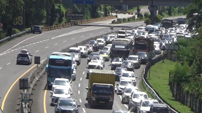 ilustrasi tol cipularang macet 15