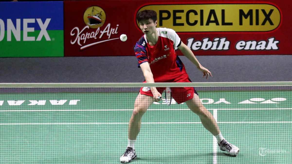 Pebulu tangkis tunggal putra China Shi Yu Qi mengembalikan kok ke arah pebulu tangkis tunggal putra Denmark Anders Antonsen dalam babak final Kapal Api Indonesia Open 2024 di Istora Senayan, Jakarta, Minggu (9/6/2024). Pebulu tangkis tunggal putra China Shi Yu Qi berhasil menjuarai Kapal Api Indonesia Open 2024 setelah mengalahkan Anders Antonsen dengan skor 21-9, 12-21 dan 21-14.?TRIBUNNEWS/IRWAN RISMAWAN
