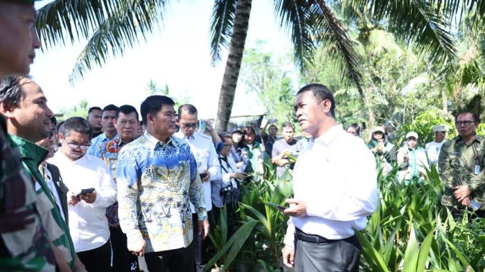 Menteri Pertanian (Mentan) RI, Andi Amran Sulaiman bersama Gubernur Sulut Yulius Selvanus