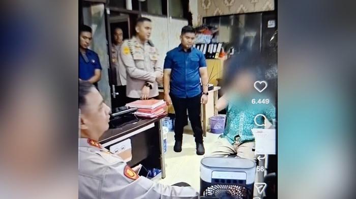 DIDUGA PELAKU -- Kapolda Babel, Irjen Pol Viktor Theodorus Sihombing, saat menemui AS diduga pelaku pembakaran Kantor Dishub di ruang penyidik Ditreskrimum Polda Babel, Kamis (30/4/2026).