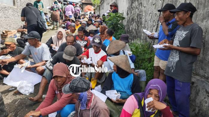 AKSI PROTES. Para pemulung menggelar aksi makan nasi kucing menyusul pembatasan di TPA Putri Cempo pada Jumat (1/5/2026). Mereka menuntut kebijakan pembatasan akses di TPA tersebut.