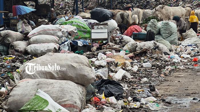 TPA PUTRI CEMPO - Tempat Pembuangan Akhir (TPA) Putri Cempo Solo, Rabu (8/4/2026). Kemampuan Pembangkit Listrik Tenaga Sampah (PSEL) Putri Cempo dalam mengolah sampah justru terus menurun. Kondisi ini menjadi salah satu penyebab utama menumpuknya sampah di TPA Putri Cempo, yang saat ini masih menerapkan sistem pembuangan terbuka (open dumping).