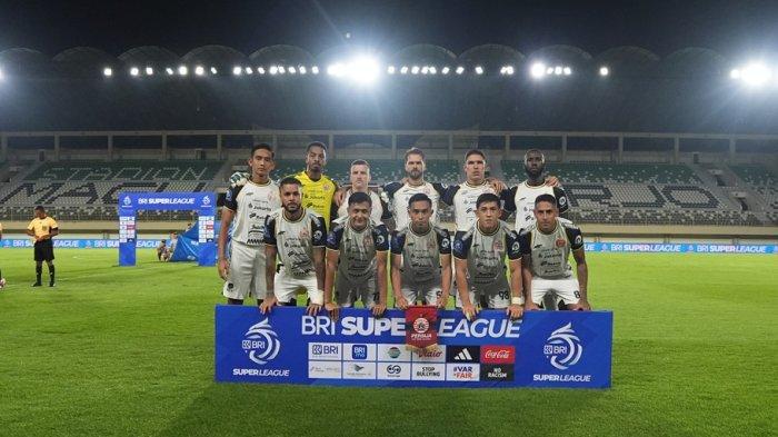 Foto skuad Persija Jakarta menggunakan jersey putih di Super League.