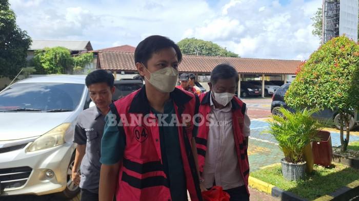 JUSTIAR NOER DISIDANG -- Mantan Bupati Bangka Selatan, Justiar Noer terdakwa kasus dugaan korupsi penerbitan SP3AT fiktif di Kecamatan Lepar Pongok tiba di Pengadilan Negeri Kelas IA Pangkalpinang, Kamis (30/4/2026)