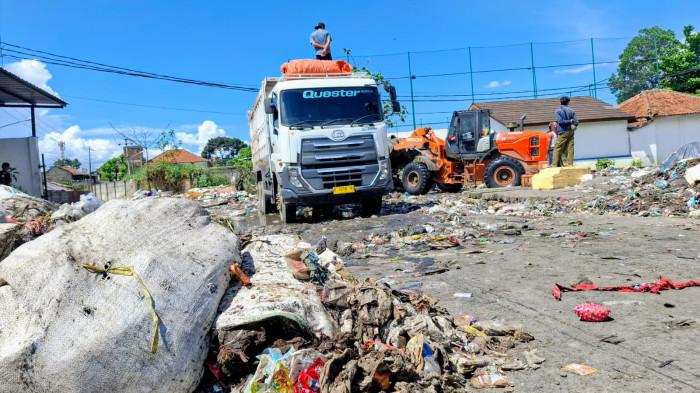 SAMPAH DI tps pasar baleendah ya
