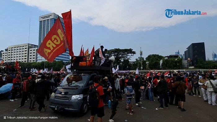 Ribuan massa aksi peringatan Hari Buruh Internasional atau May Day mulai memadati kawasan Gedung DPR RI, Senayan, Jakarta Pusat, Jumat (1/5/2026).