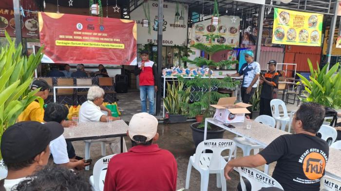 BAGI SEMBAKO - May Day di Tarakan juga dilaksanakan pembagian sembako kepada para pekerja di Tarakan, Jumat (1/5/2026). Kegiatan dilaksanakan Konfederasi Serikat Buruh Seluruh Indonesia (KSBSI) Provinsi Kaltara menghadirkan perwakilan Polres Tarakan, anggota DPRD Kaltara, Supaad Hadianto, FKUI, Kepala Dinas Ketenagakerjaan Kota Tarakan, pekerja ojol, tukang parkir hingga petugas kebersihan.
