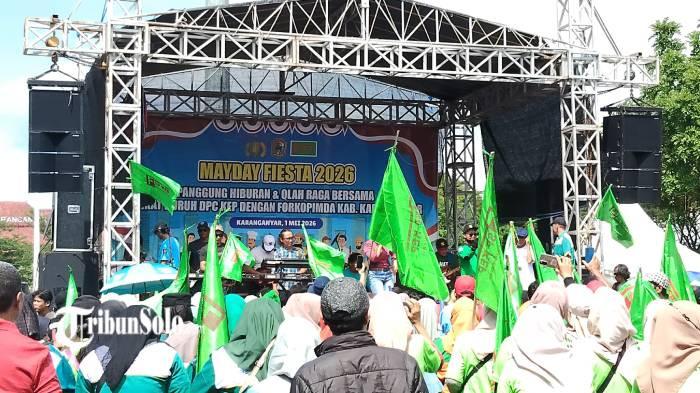 KONSER. Peringatan Hari Buruh Internasional dengan konser musik jadul Kabupaten Karanganyar di Alun-alun Karanganyar, Jum'at (1/5/2026). (TribunSolo.com/Mardon Widiyanto)