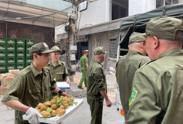 Ngoc Ha ward security forces confiscated a number of small businesses' goods after many propaganda and campaigns on March 4. Photo: Quynh Duong