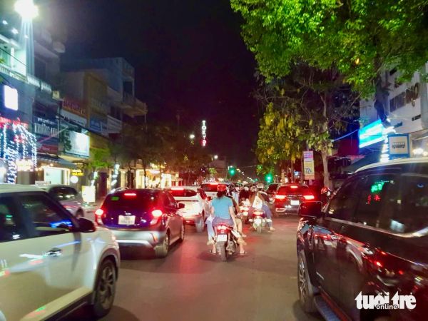 Ngày đầu nghỉ lễ: Du khách đến Phú Yên đông như trẩy hội từ sáng đến tối - Ảnh 8.