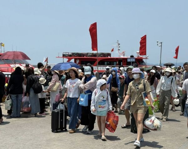 Cô Tô ‘hot’ dịp lễ 30-4, du khách ùn ùn lên tàu ra đảo - Ảnh 1.
