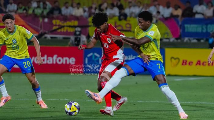 BERDUEL - Pemain Timnas U17 Indonesia, Fadly Alberto (tengah) berduel dengan Brasil U17 pada pertandingan matchday kedua Piala Dunia U17 2025, Jumat (8/11/2025) malam WIB. Timnas U17 Indonesia takluk atas Brasil dengan skor 0-4.