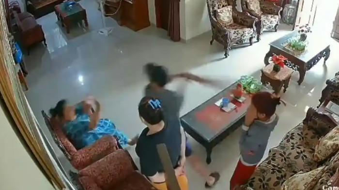 PERAMPOKAN - Aksi para pelaku pembunuhan disertai perampokan terhadap wanita bernama Dimaris Isni Sitio (60) di Pekanbaru, terekam CCTV. Korban ditemukan tewas mengenaskan di dalam rumahnya di Jalan Kurnia 2, Kelurahan Limbungan Baru, Kecamatan Rumbai, Rabu (29/4/2026).