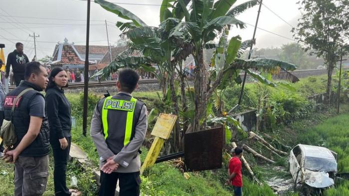 KECELAKAAN KA - Kondisi mobil Toyota Avanza pengantar jemaah calon haji pasca tertabrak KA Argo Bromo Anggrek di rel pelintasan tanpa palang pintu, Desa Tuko, Kecamatan Pulokulon, Kabupaten Grobogan, Jumat (1/5/2026) dini hari.