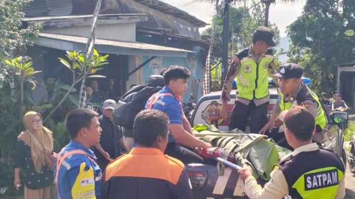 EVAKUASI KORBAN - Petugas dibantu warga mengevakuasi korban meninggal seusai tertemper KA barang di Km 313+5, Dukuh Talok, Desa Dukuhturi, Kecamatan Bumiayu, Kabupaten Brebes, Jumat (1/5/2026).
