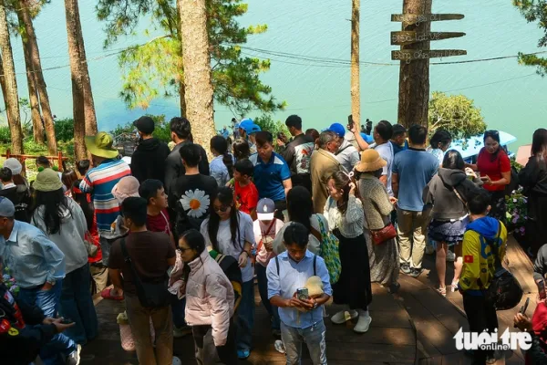 'Cô Long' Đà Lạt mệt phờ vì du khách xếp hàng dài giao lưu - Ảnh 1.