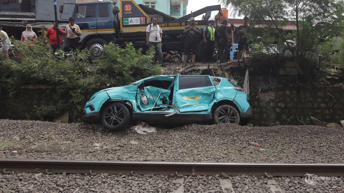 TAKSI GREEN SM - Kondisi mobil taksi Green SM usai tertabrak kereta KRL di kawasan perlintasan kereta Ampera, Bekasi, Jawa Barat, Selasa (28/4/2026). Taksi listrik Green SM Indonesia menjadi sorotan setelah musibah tabrakan Kereta Argo Bromo yang menghantam KRL commuterline di Stasiun Bekasi Timur.