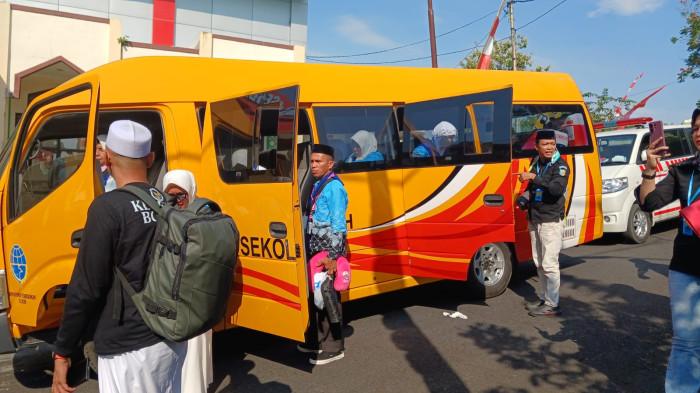 JCH - Para jemaah yang tergabung dalam Kloter 5 dan 6 mulai memasuki Asrama Haji Tuminting, Manado, Sulawesi Utara, Jumat (1/5/2026). Total ada 394 JCH.