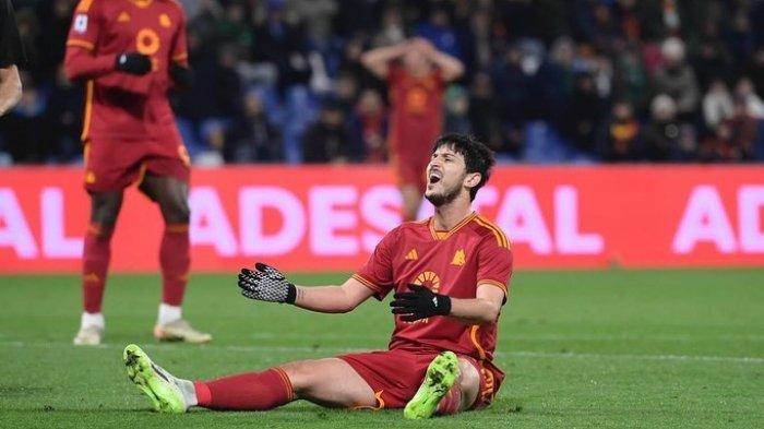 Aksi penyerang Timnas Iran, Sardar Azmoun, saat membela klubnya AS Roma di Liga Italia.