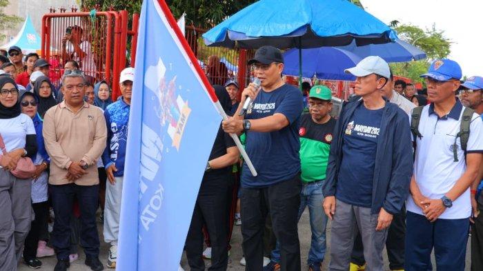 MAY DAY 2026 - Rayakan May Day, Kapolda Kaltara, Irjen Pol Djati Wiyoto Abadhy secara simbolis melepas rombongan jalan santai dan ikut serta berbaur bersama masyarakat menyusuri rute, di Stadion Datu Adil, Kota Tarakan, Kalimantan Utara, Jumat (1/5/2026).