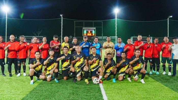 HARDIKNAS MINI SOCCER - Gubernur Kaltara, Zainal Paliwang menutup turnamen Hardiknas Mini Soccer Championship 2026, di Lapangan Aryaguna, Tanjung Selor, Kamis (30/4/2026) malam.