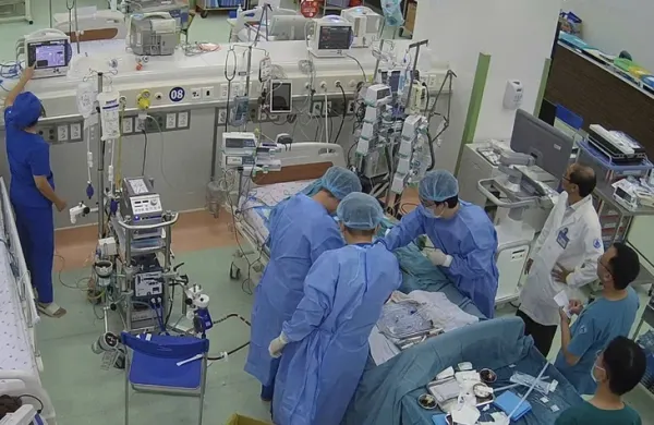 Bé gái bị viêm cơ tim cấp nguy kịch được cứu sống, kịp chào đón ngày lễ trọng đại của đất nước - Ảnh 1.