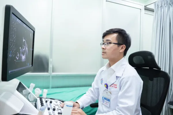 Gặp bác sĩ ‘chạy như bay’ vào phòng mổ, cứu sản phụ ngưng tim đang được cộng đồng khen rần rần - Ảnh 1.