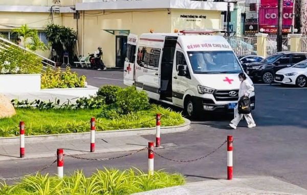 Gặp bác sĩ ‘chạy như bay’ vào phòng mổ, cứu sản phụ ngưng tim đang được cộng đồng khen rần rần - Ảnh 2.