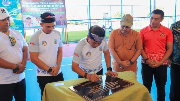 TURNAMEN TENIS - Gubernur Kalimantan Utara (Kaltara), Zainal Paliwang menandatangani prasasti sebagai simbol peresmian Lapangan Tenis Ahmad Yani, Tanjung Selor, Bulungan, sekaligus membuka Turnamen Tenis Piala Gubernur Kaltara 2026, Kamis (30/4/2026).