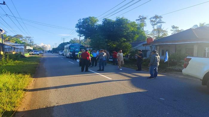 KAWAL BURUH — Personil Polres Bangka Barat saat melakukan pengawalan ratusan buruh yang hendak berangkat melakukan aksi May Day, Jumat (1/5/2026) dari Desa Tugang, Kecamatan Kelapa menuju Kota Pangkalpinang.