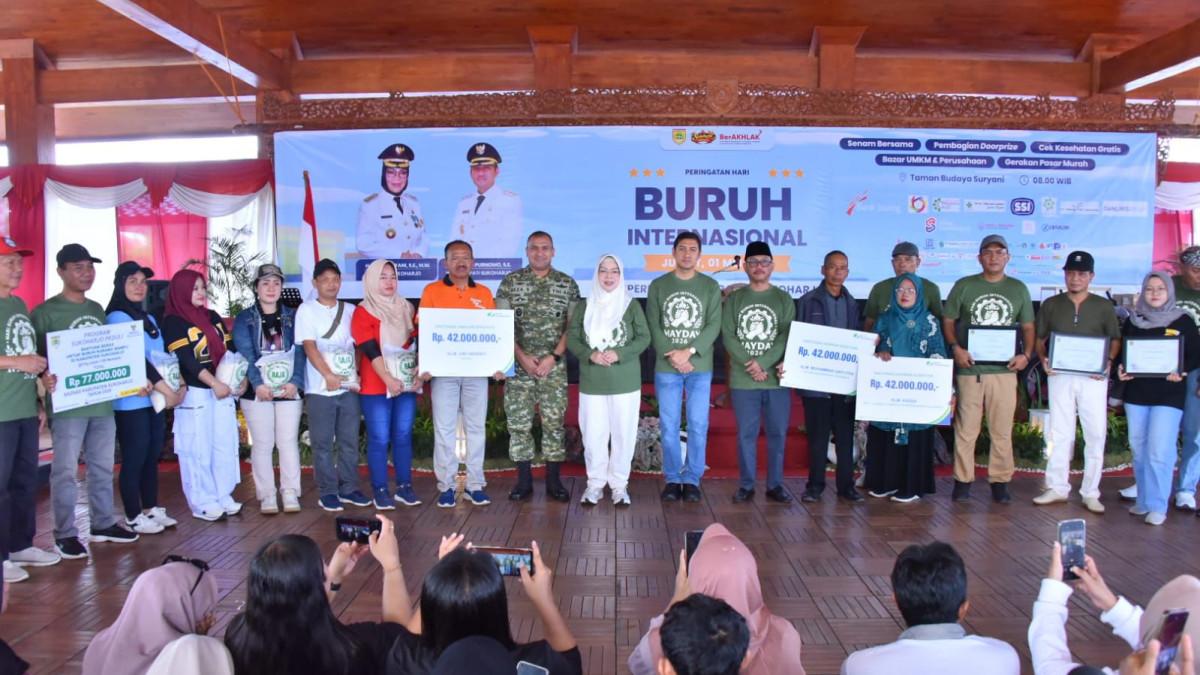 HARI BURUH SUKOHARJO - Ribuan buruh dari berbagai perusahaan di Sukoharjo mengikuti rangkaian hari buruh internasional yang dipusatkan di Taman Budaya Suryani (TBS), Jumat (1/5/2026).