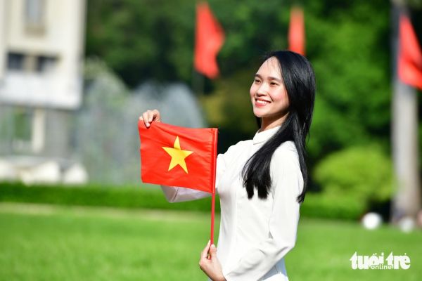 Người dân đội nắng mua vé tham quan di tích Dinh Độc Lập - Ảnh 6.