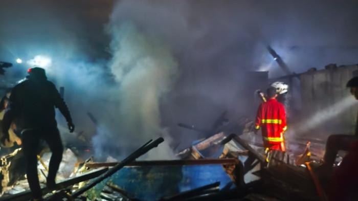 LUDES - Foto suasana di lokasi kebakaran Talang Benih Kecamatan Curup pada Jumat (1/5/2026) malam. Setidaknya ada sekitar 6 rumah yang terdampak kebakaran dan beberapa diantaranya ludes terbakar.