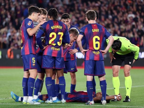 Lamine Yamal tersungkur di atas lapangan dan tidak bisa melanjutkan laga usai mencetak gol penalti ke gawang Celta Vigo di Camp Nou pada lanjutan Liga Spanyol 2025-2026.