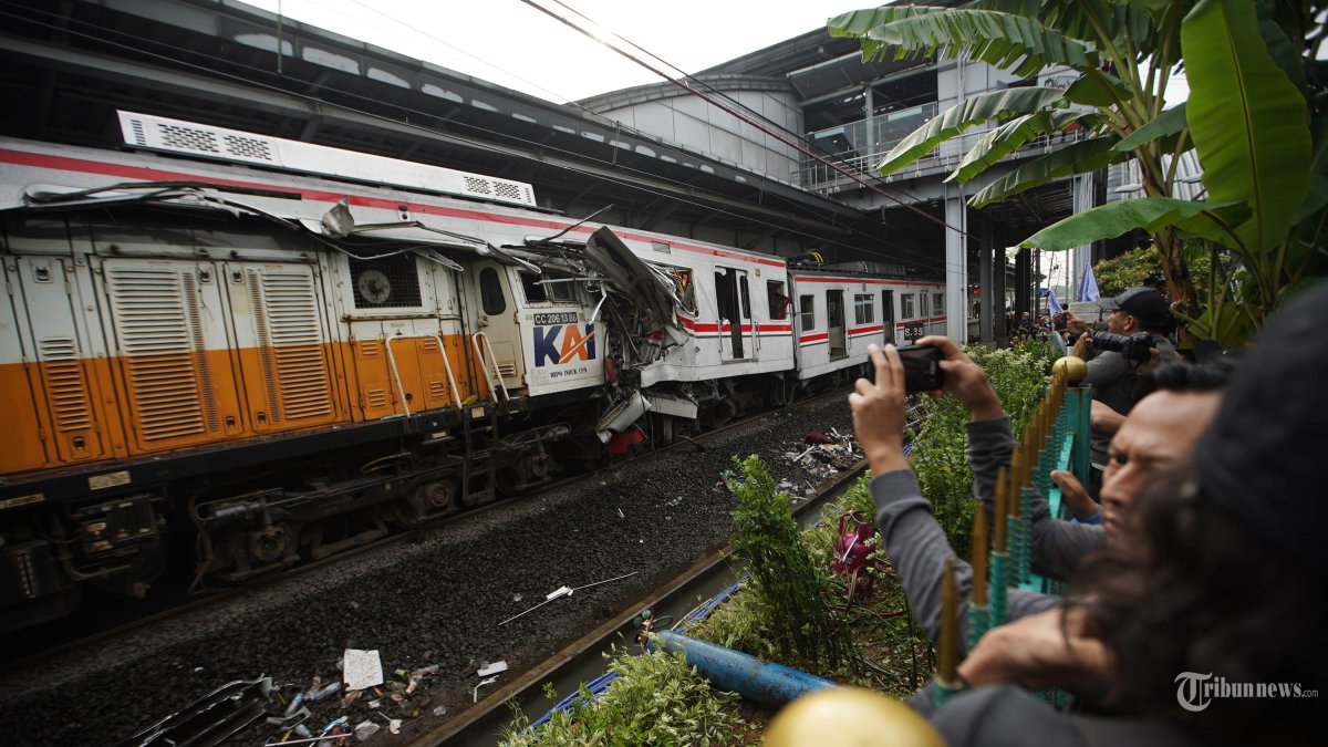 EVAKUASI KORBAN - Konidisi kereta yang bertabrakan antara KRL Commuterline dengan KA Argo Bromo Anggrek relasi Gambir-Surabaya Pasar Turi di Stasiun Bekasi Timur, Bekasi, Jawa Barat, Selasa (28/4/2026). TRIBUNNEWS/HERUDIN