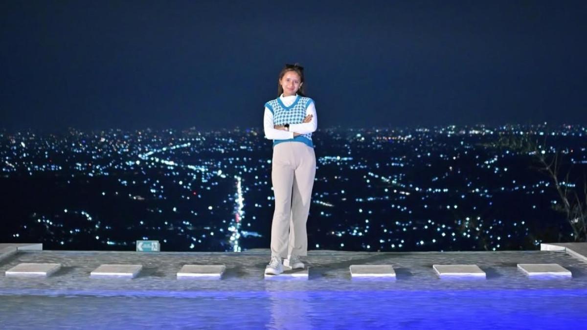 PICTNIQ Jogja punya banyak spot foto ala Eropa dengan view city light yang bikin betah sampai malam.