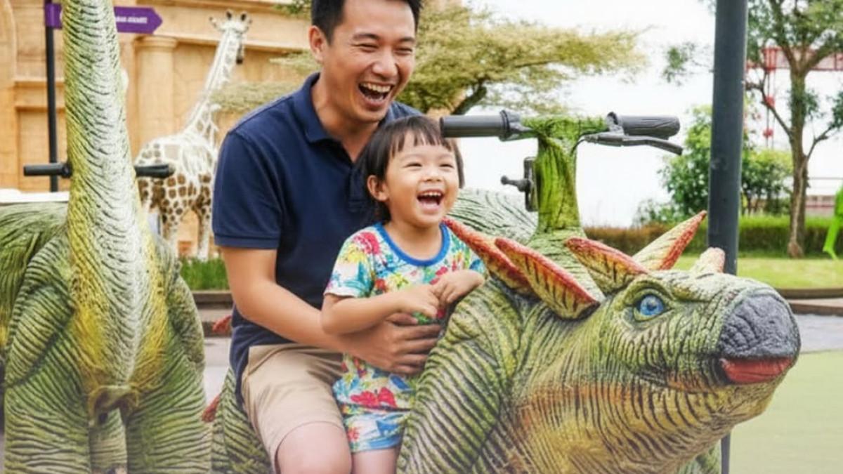 Dino Ride, satu wahana di PICTNIQ yang bisa kamu coba bareng anak.